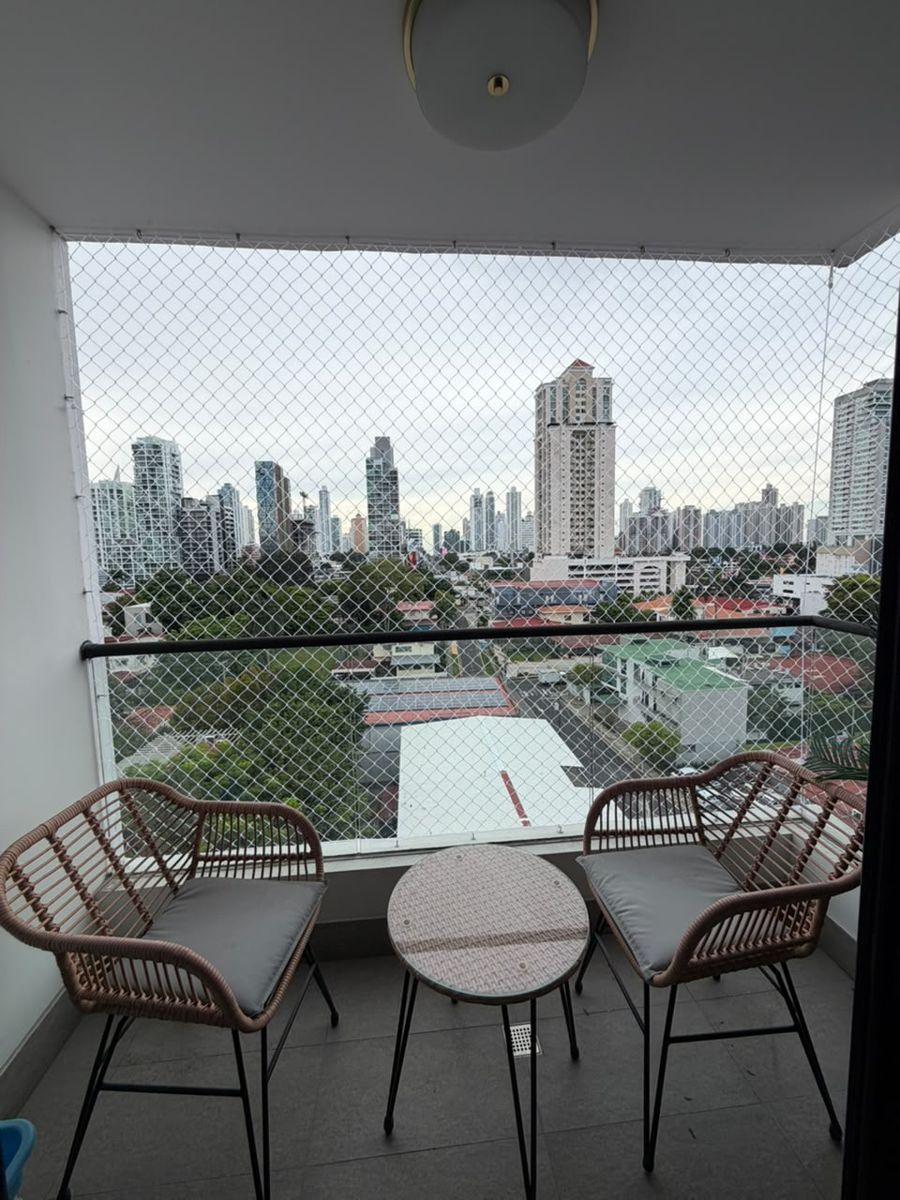 Balcón con malla de seguridad instalada y vista a la ciudad de Panamá