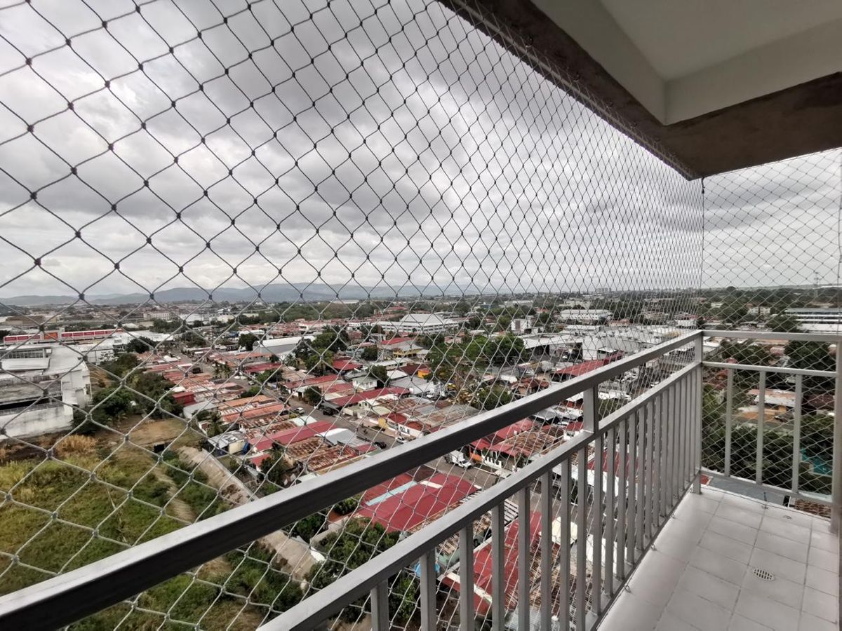 Balcón de apartamento con malla de seguridad instalada en Panamá