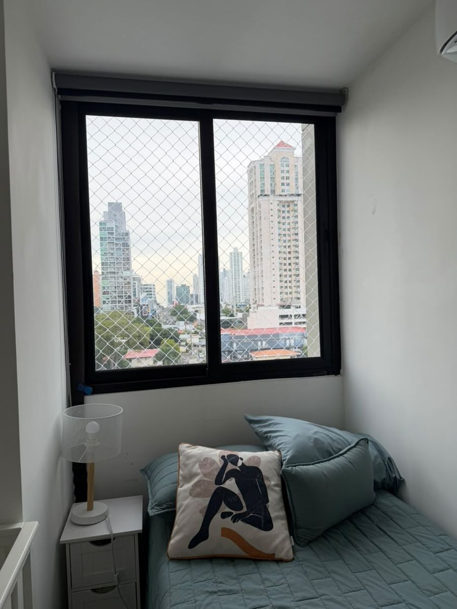 Ventana con malla de seguridad instalada en un apartamento de Panamá